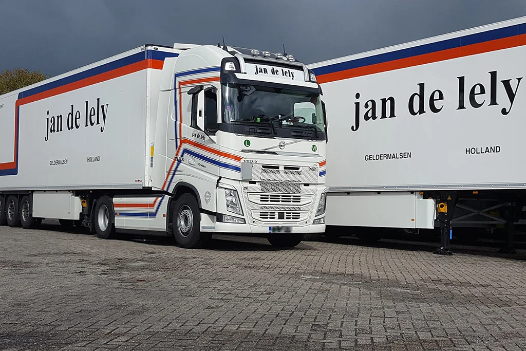 Jan de Lely Volvo vrachtwagen met beveiligde oplegger